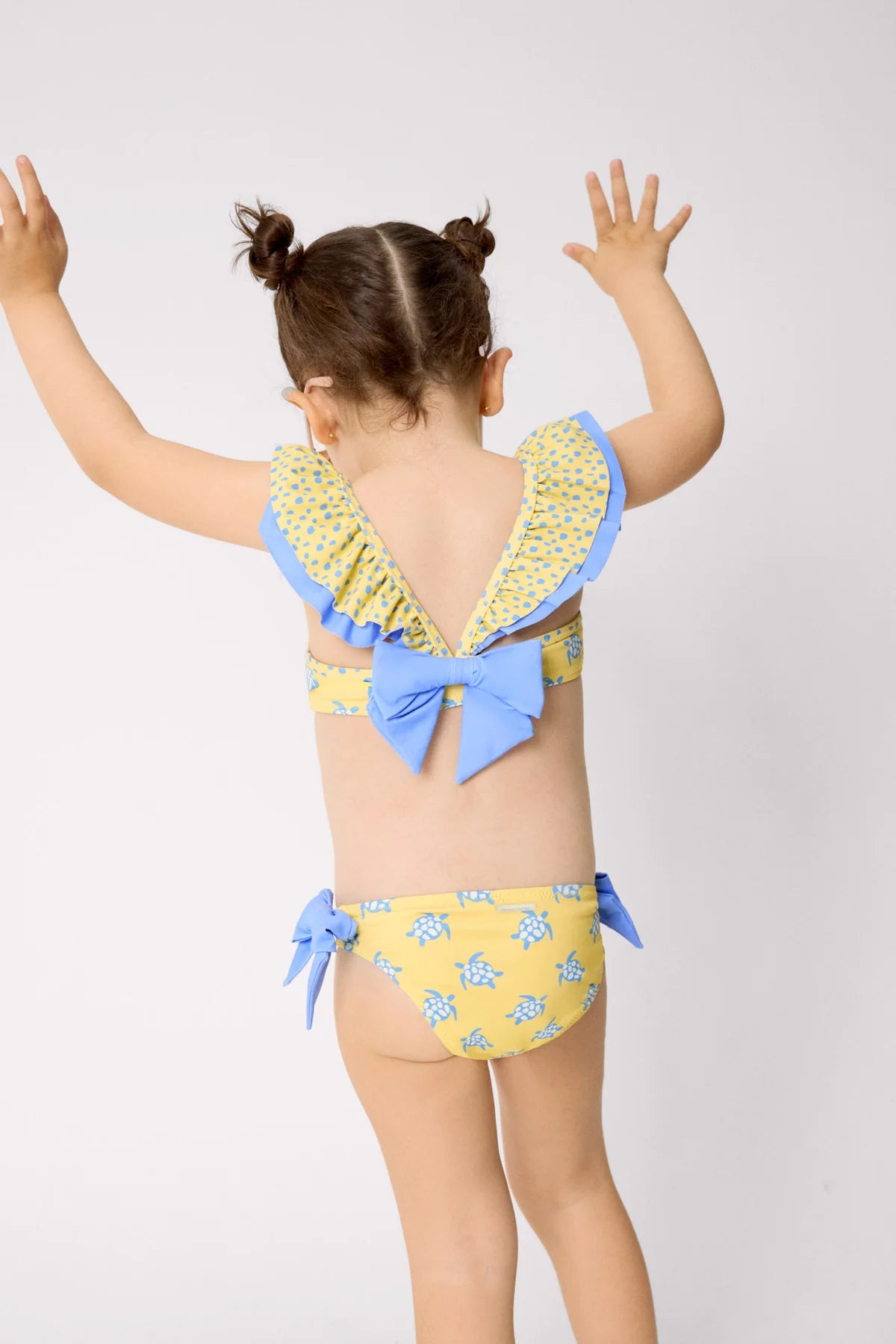 Bikini niña detalle volante y lazos estampado tortugas