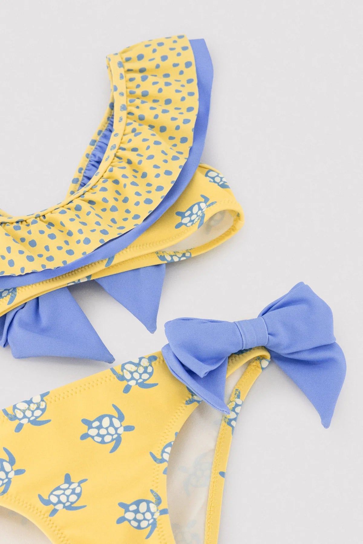 Bikini niña detalle volante y lazos estampado tortugas