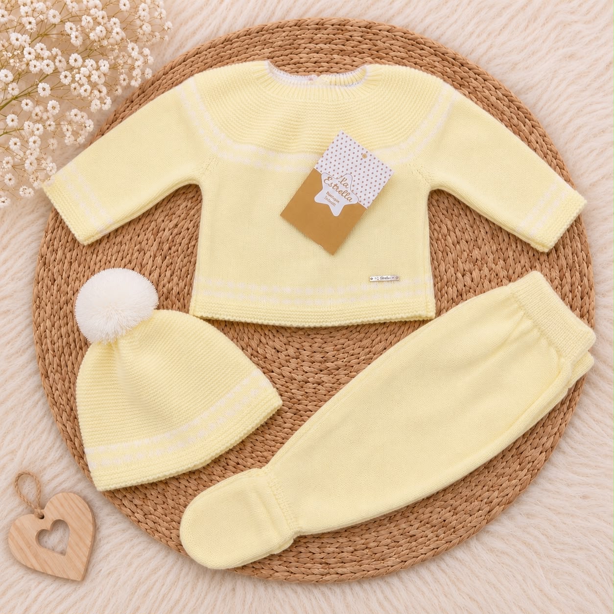 Conjunto tres piezas gorro pompón amarillo