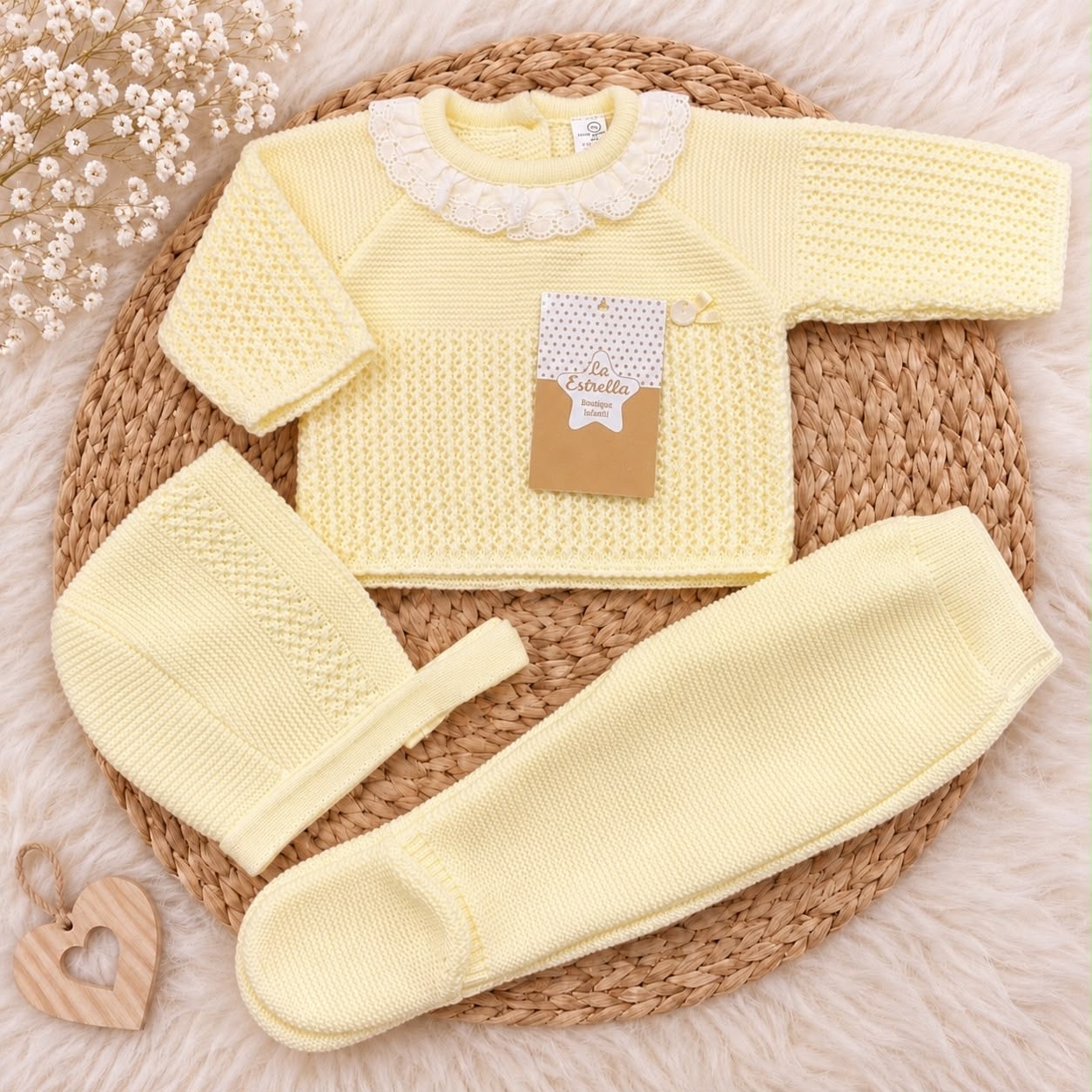Conjunto tres piezas lana cuello bebé amarillo