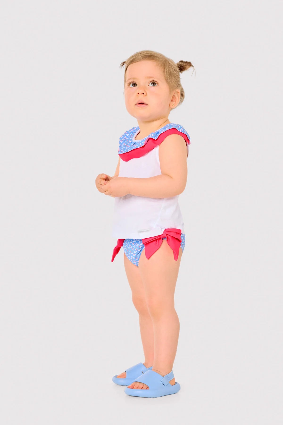 Conjunto bebé camiseta y braguita detalles volantes y lazos estampado flores